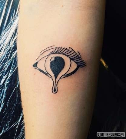 Фотография татуировки под названием «Глаз со слезой»