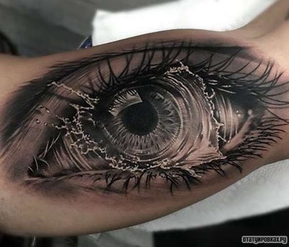 Фотография татуировки под названием «Глаз с брызгами»