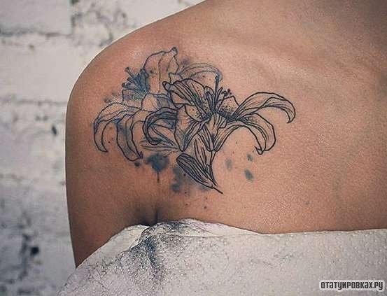 Фотография татуировки под названием «Абстрактные лилии»