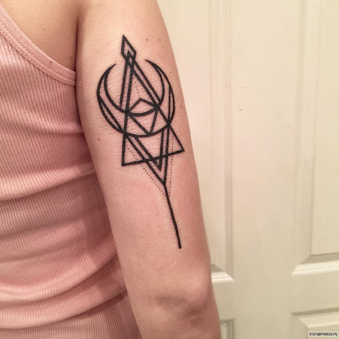 Фотография татуировки под названием «Треугольник, месяц, точки»