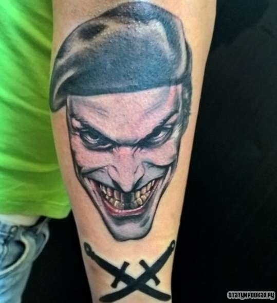 Фотография татуировки под названием «Джокер в кепке»