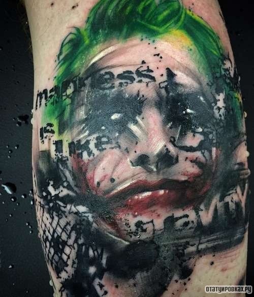 Фотография татуировки под названием «Джокер с зелеными волосами»