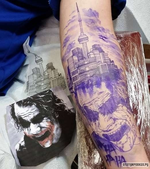 Фотография татуировки под названием «Джокер и город»