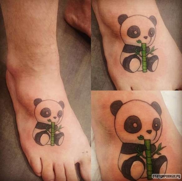Фотография татуировки под названием «Панда с зеленой веткой»