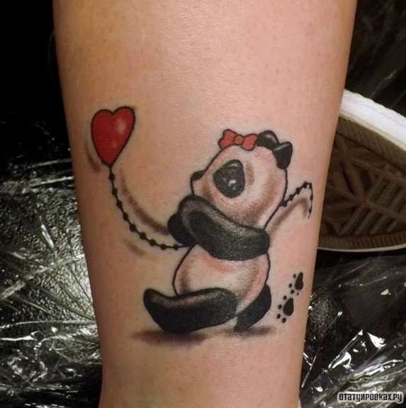 Фотография татуировки под названием «Маленькая панда с сердечком»