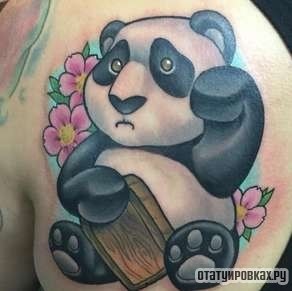 Фотография татуировки под названием «Панда машет лапой»