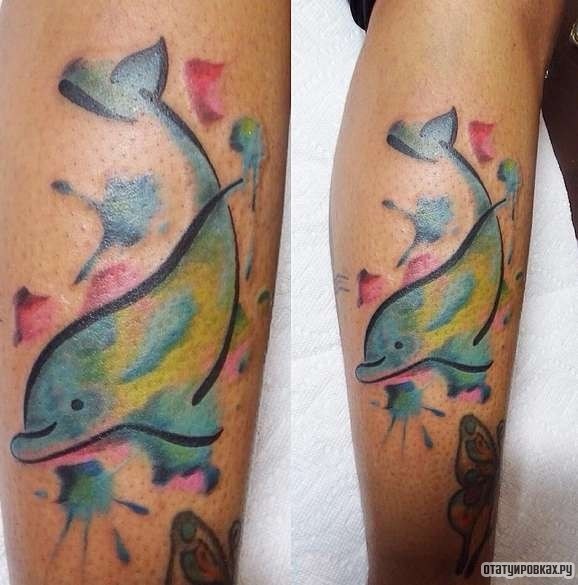Фотография татуировки под названием «Дельфин в ярких красках»