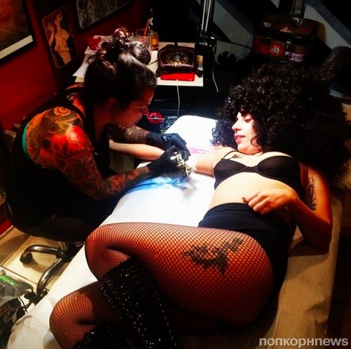 Как мастер набивает татуировку Леди Гаги