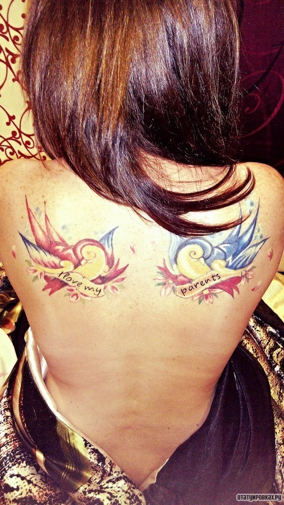 Фотография татуировки под названием «Две ласточки с надписями я люблю своих родителей»
