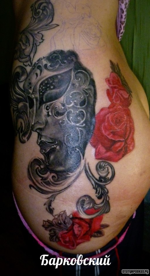 Фотография татуировки под названием «Маска с цветами»