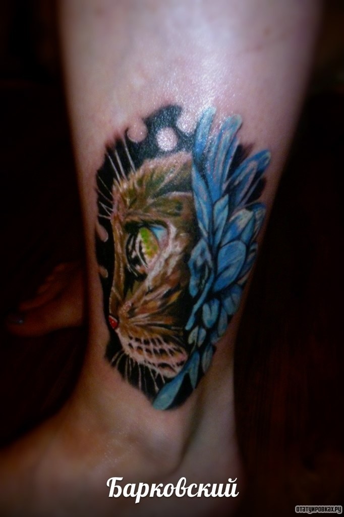 Фотография татуировки под названием «Морда котенка с синими перьями»