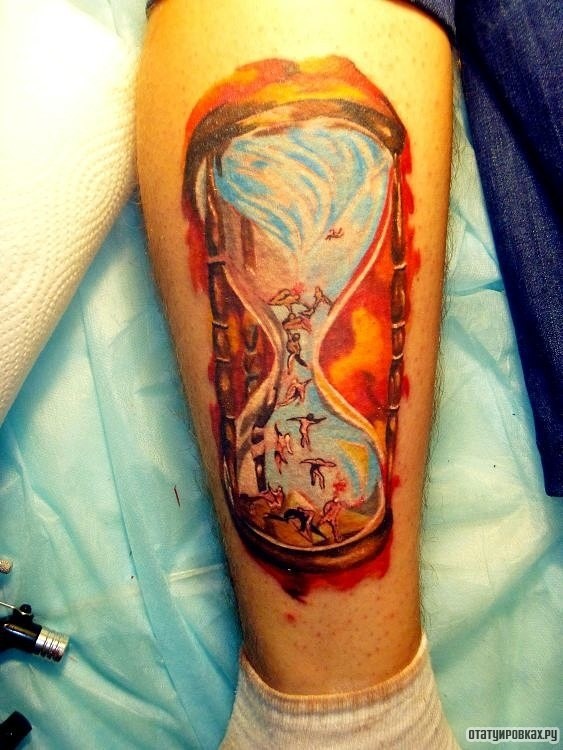 Фотография татуировки под названием «Песочные часы с падающими людьми»