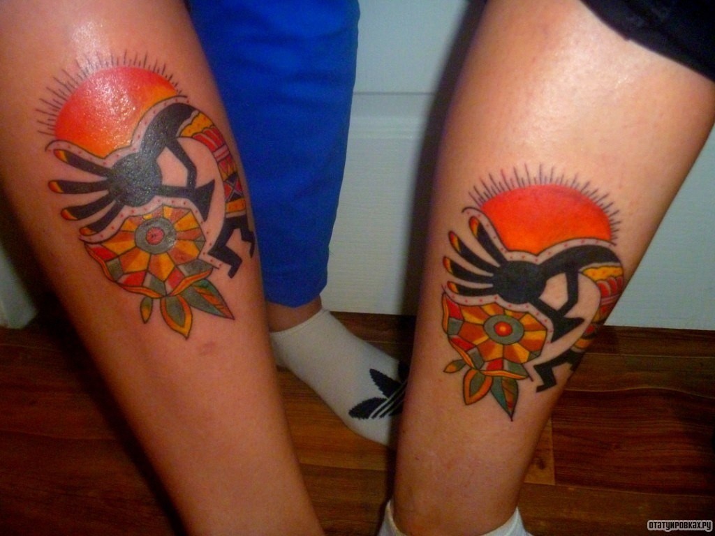 Фотография татуировки под названием «Кокопелли на фоне солнца»