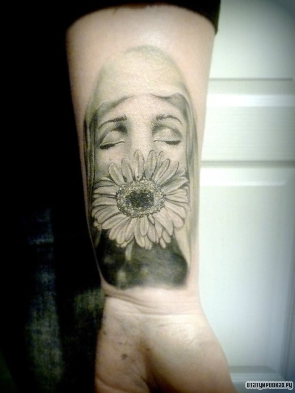 Фотография татуировки под названием «Монашка и ромашка»