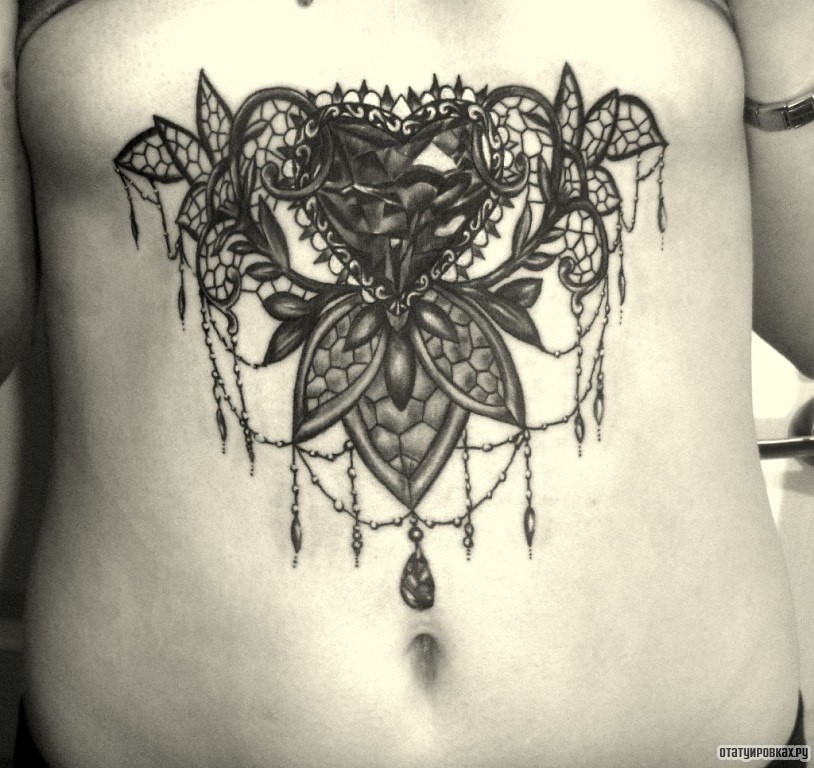 Фотография татуировки под названием «Узор барокко с сердцем»