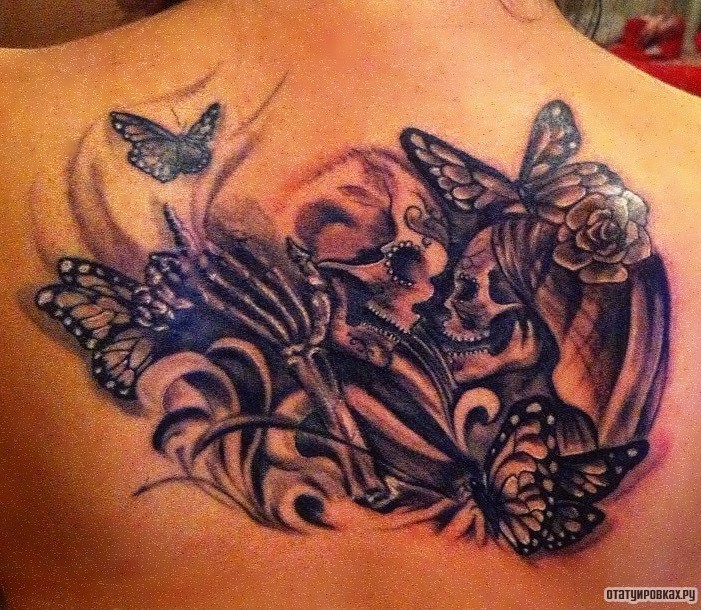 Фотография татуировки под названием «Два черепа с бабочками вечная любовь»