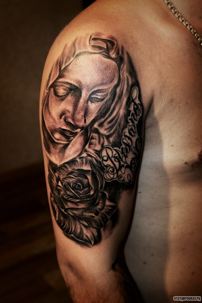 Фотография татуировки под названием «Монашка с розой и надписью»