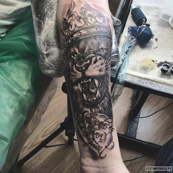 Фотография татуировки под названием «Лев в короне и надпись»