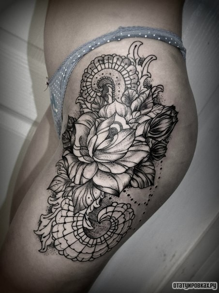 Фотография татуировки под названием «Узоры с цветами»