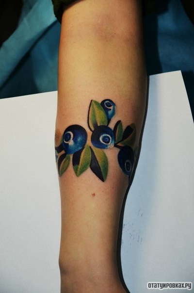 Фотография татуировки под названием «Ягоды черники»