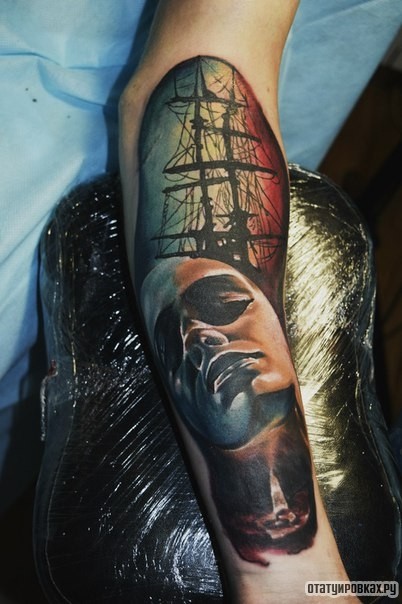 Фотография татуировки под названием «Корабль и лицо девушки»