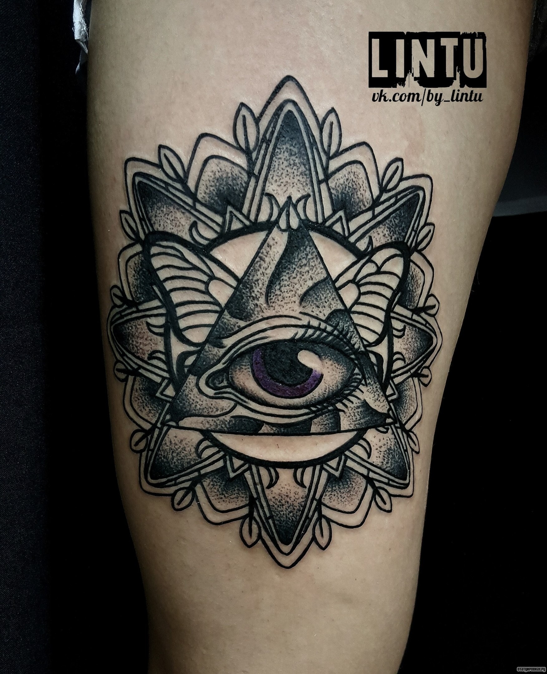 Фотография татуировки под названием «Всевидящее око, бабочка и узор»
