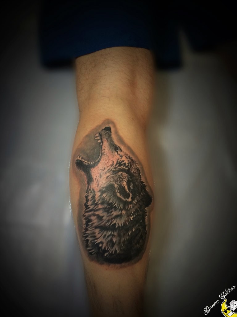 Фотография татуировки под названием «Волк воет»