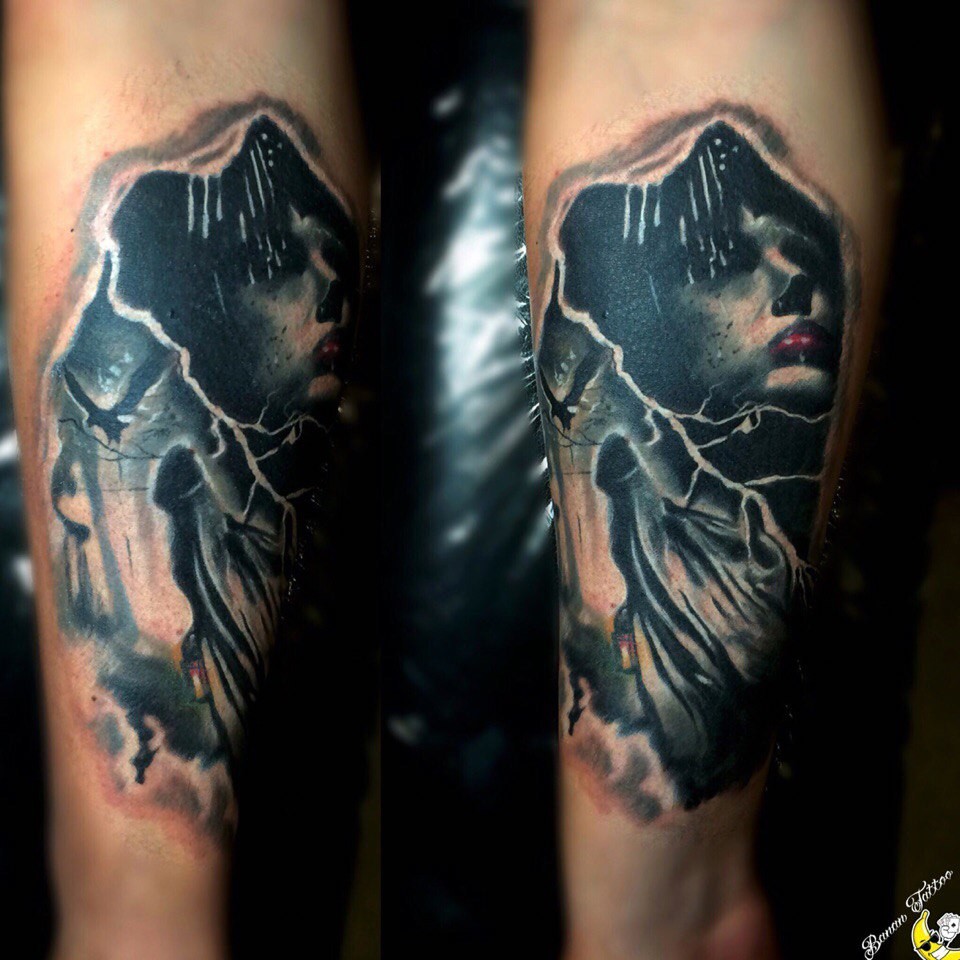 Фотография татуировки под названием «Девушка и молния»