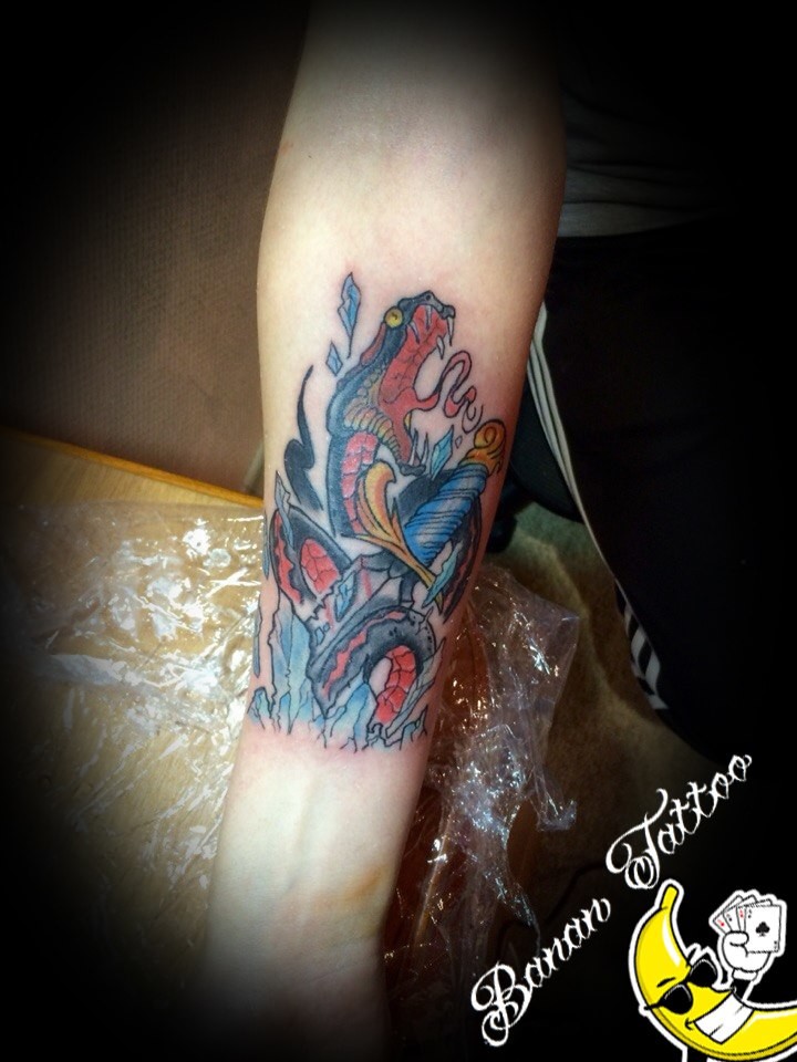 Фотография татуировки под названием «Змея с ножом»