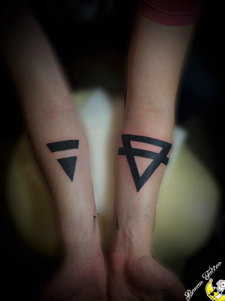 Фотография татуировки под названием «Треугольники»