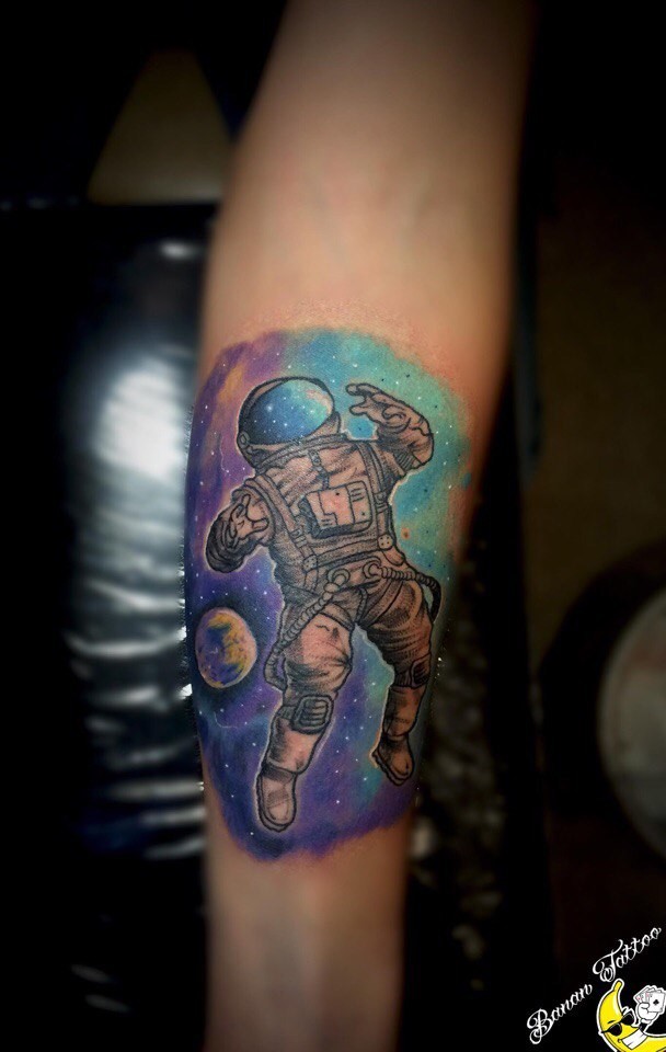 Фотография татуировки под названием «Космонавт в космосе»