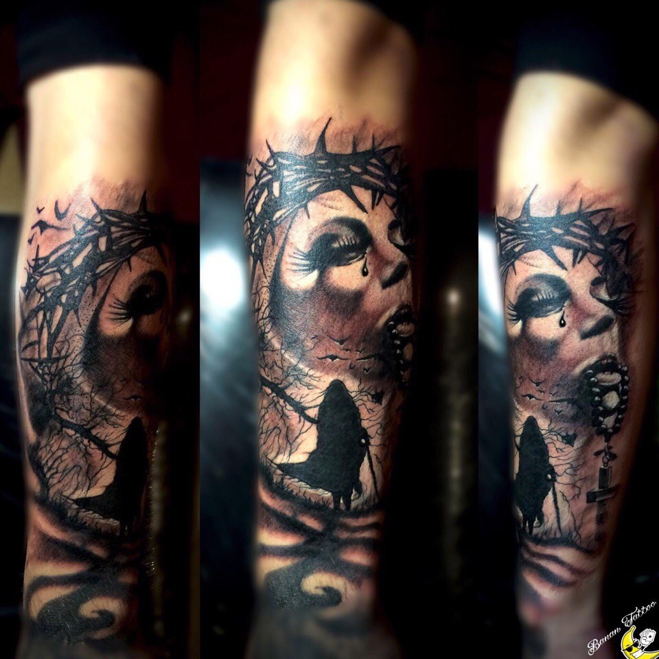 Фотография татуировки под названием «Девушка с колючей проволокой на голове»