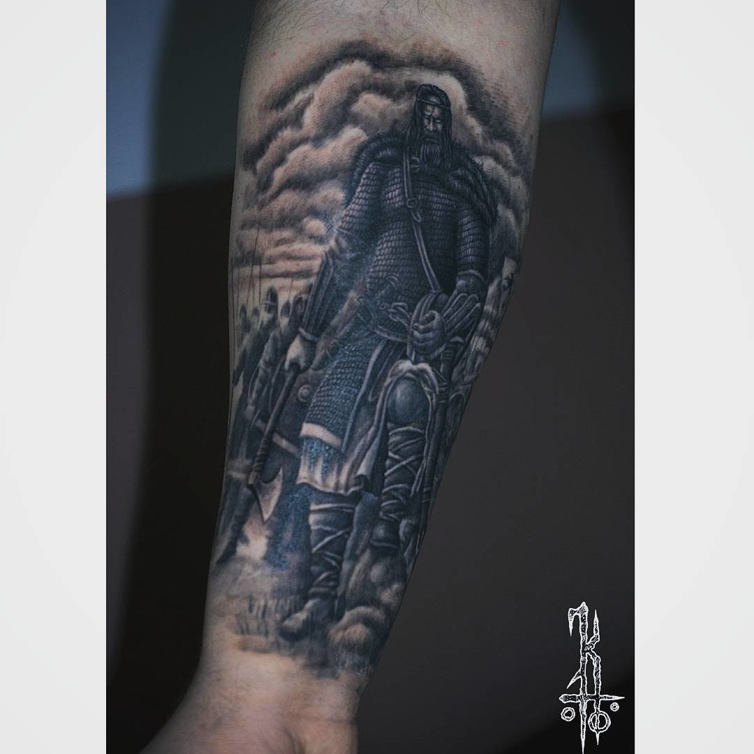 Фотография татуировки под названием «Богатырь с топором»