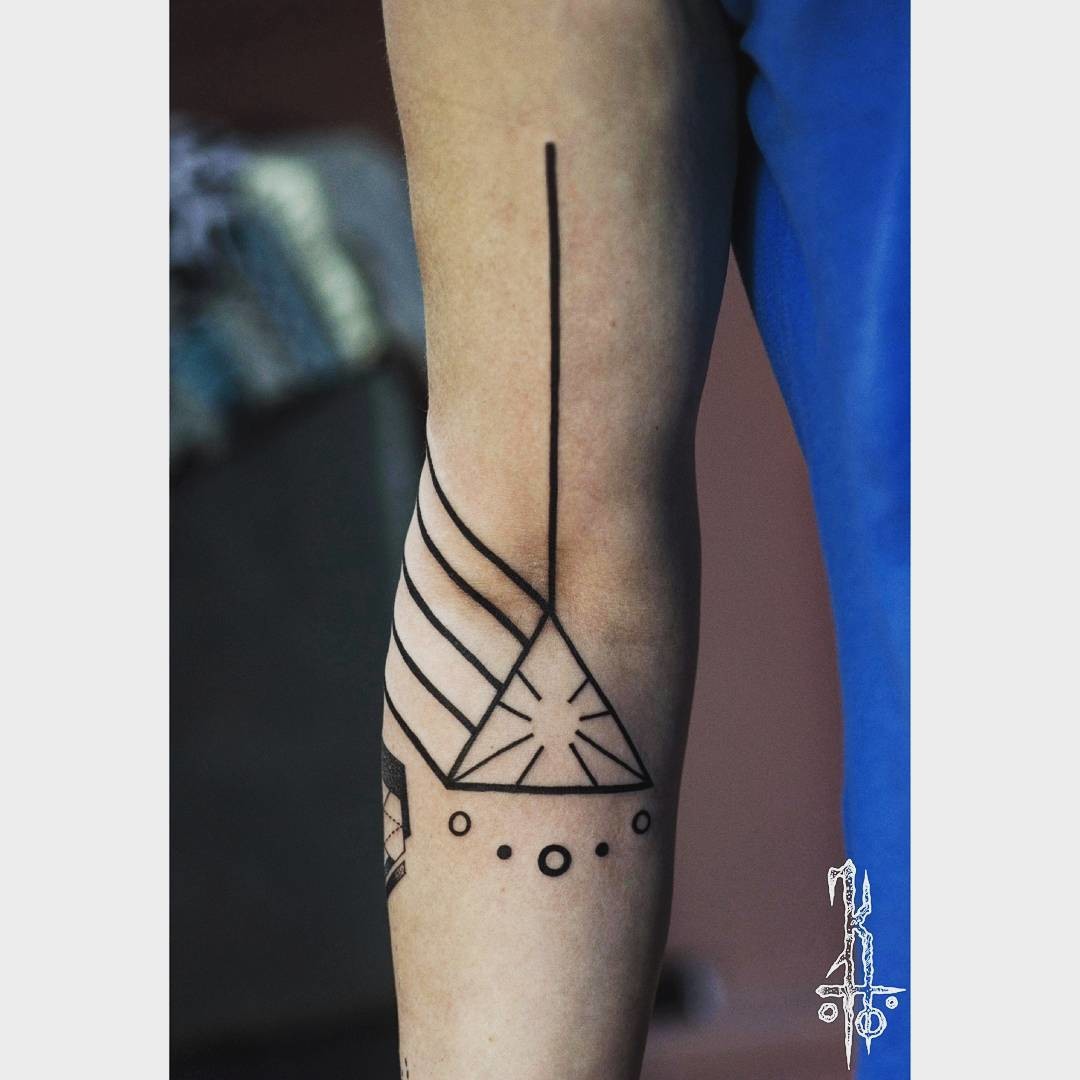 Фотография татуировки под названием «Треугольник линии»