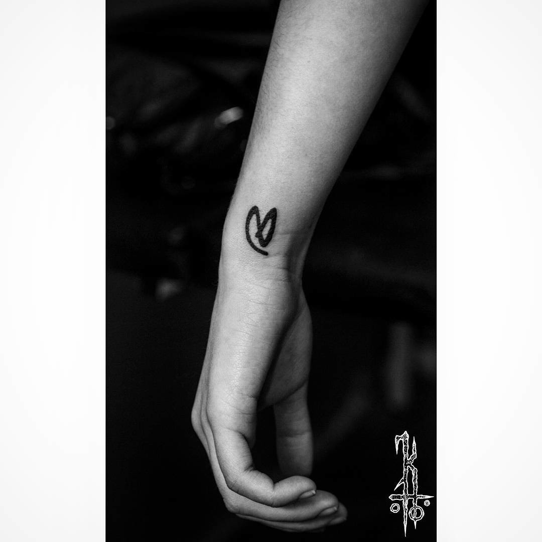 Фотография татуировки под названием «Символ»