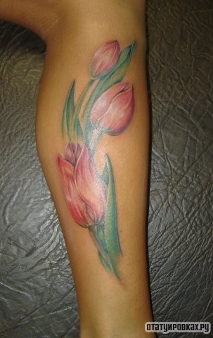 Фотография татуировки под названием «Тюльпаны»
