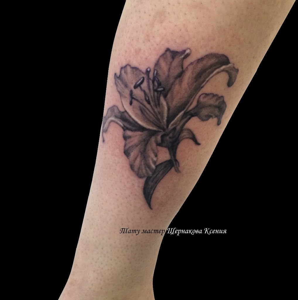 Фотография татуировки под названием «Лилия»