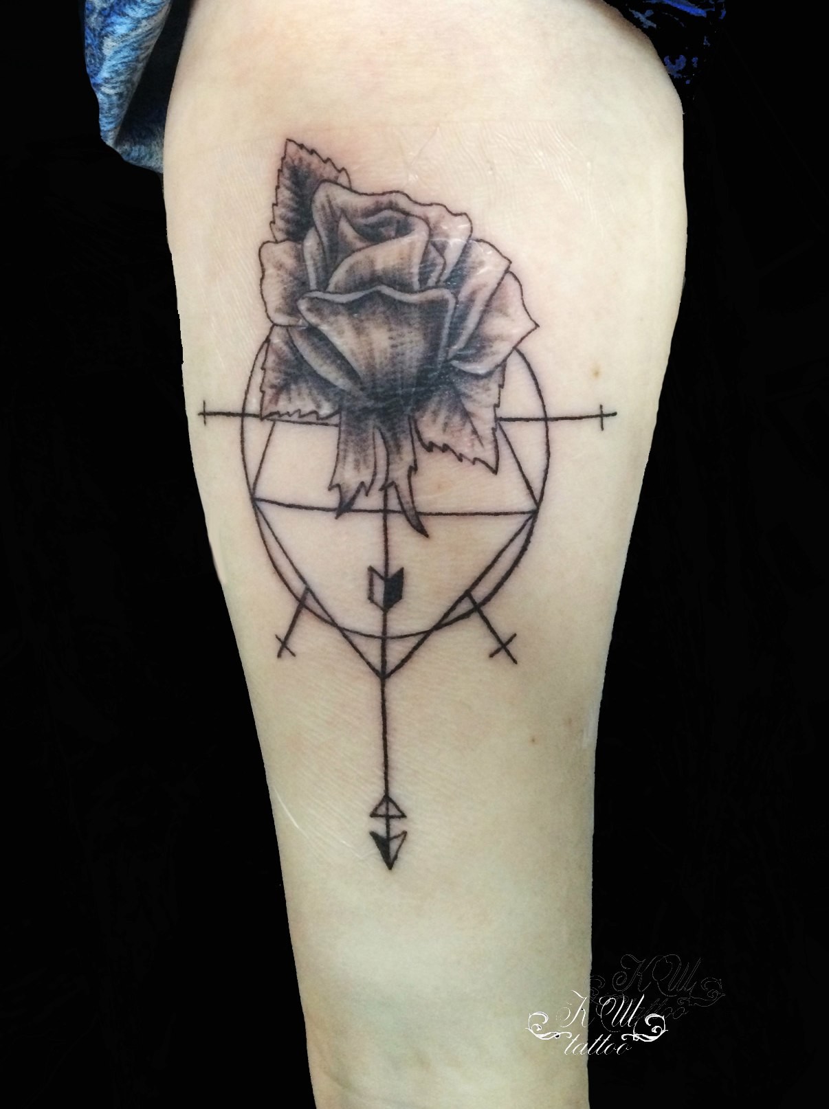Фотография татуировки под названием «Роза и фигуры»