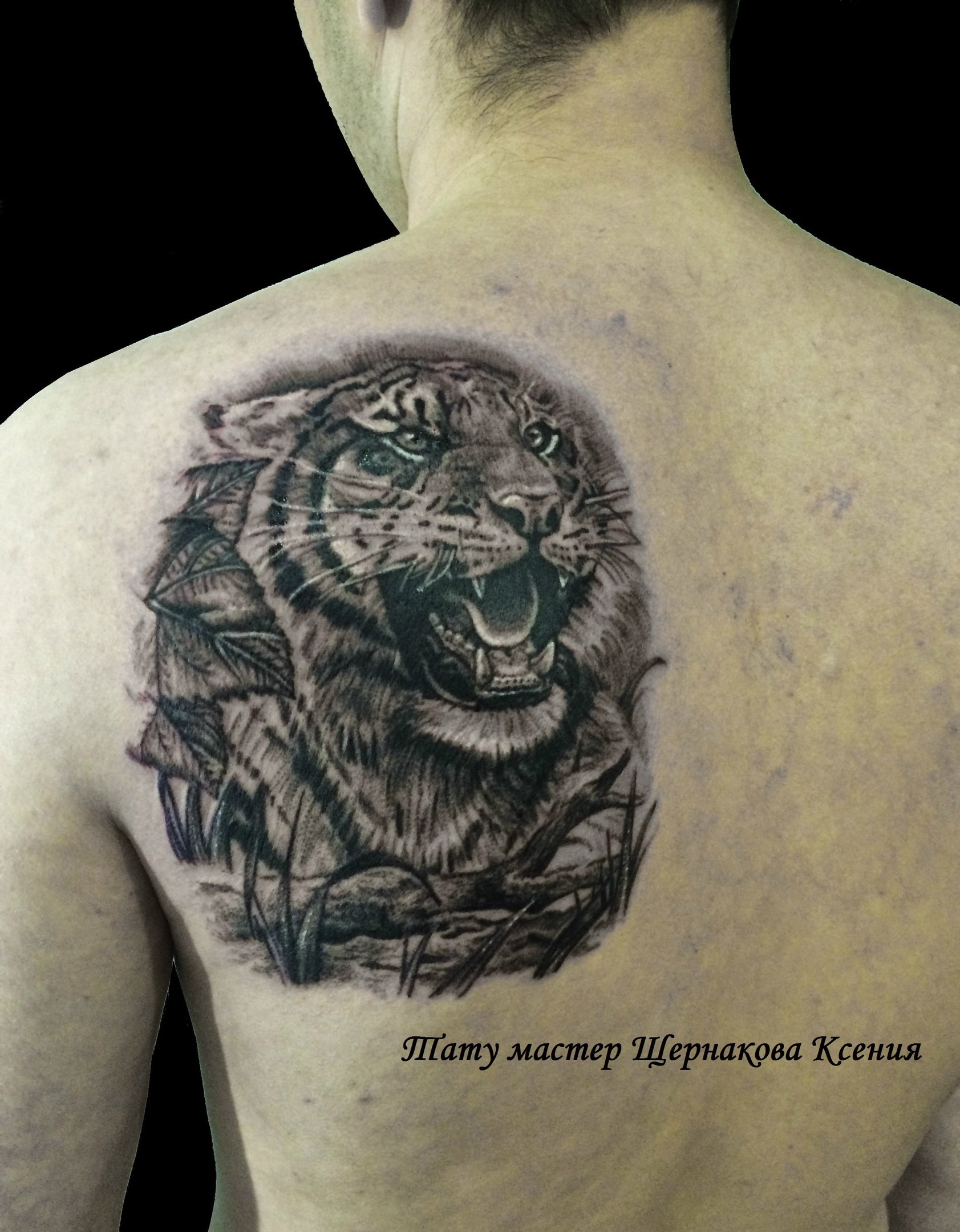 Фотография татуировки под названием «Тигр в листьях»