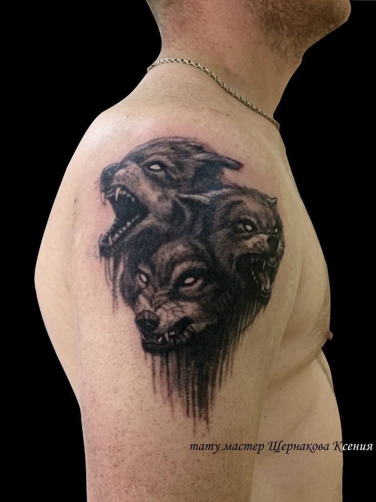 Фотография татуировки под названием «Три морды волка»