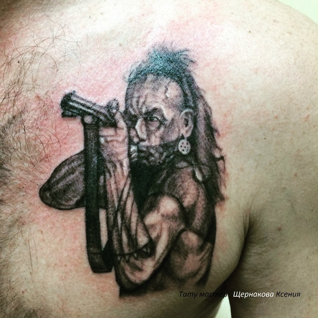 Фотография татуировки под названием «Человек с ружьем»