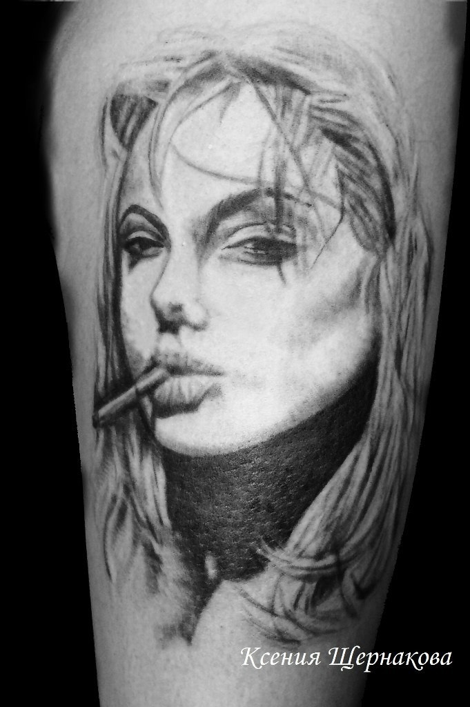 Фотография татуировки под названием «Девушка с сигаретой»