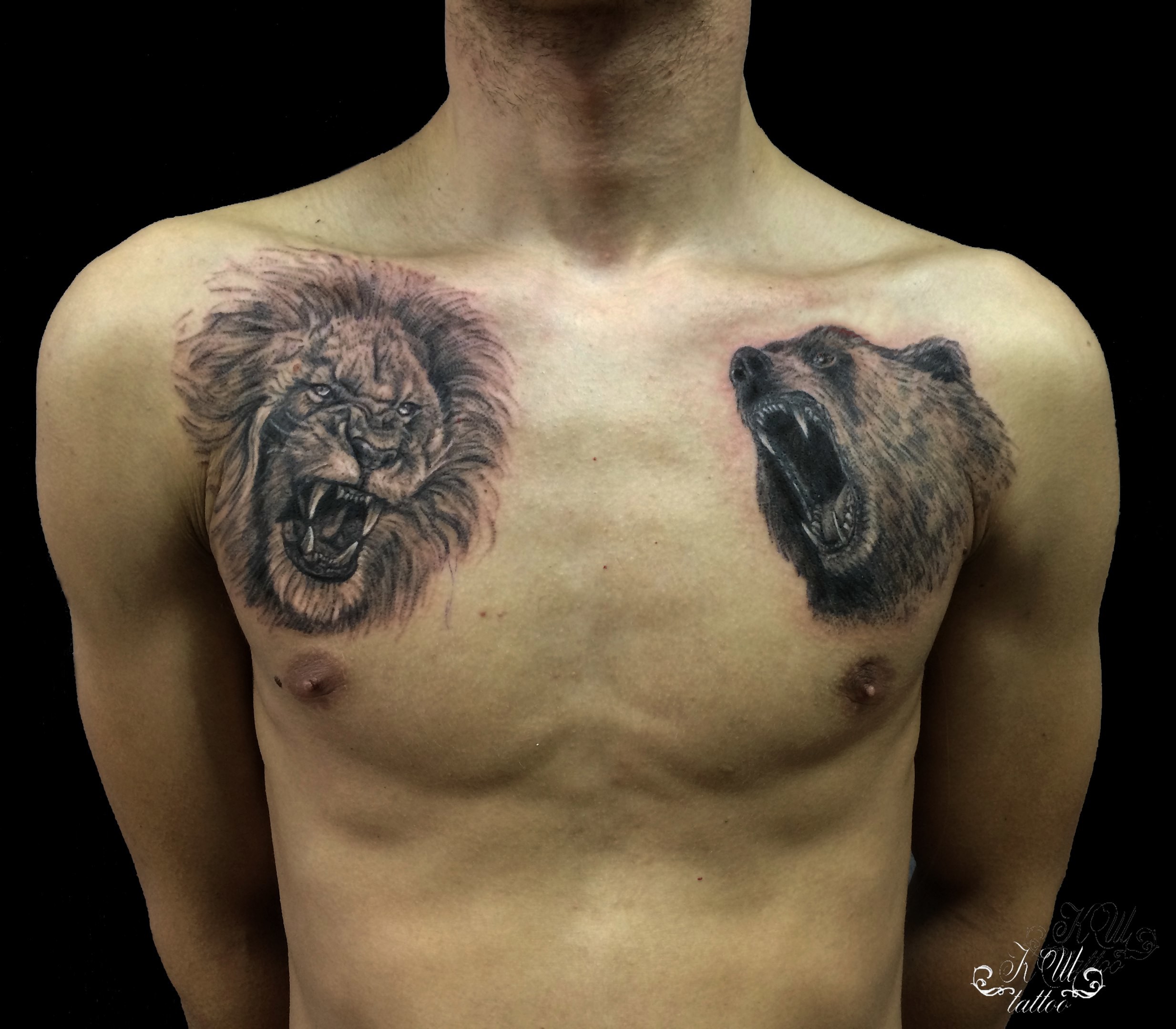 Фотография татуировки под названием «Лев и медведь»