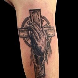 Крест и руки молящегося