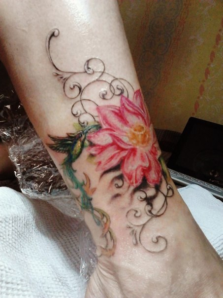 Фотография татуировки под названием «кавер на колибри  лотос»