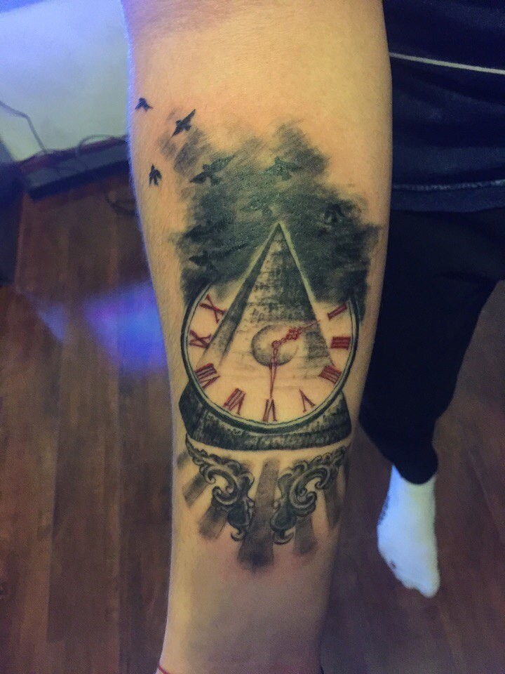 Фотография татуировки под названием «пирамида и часы»