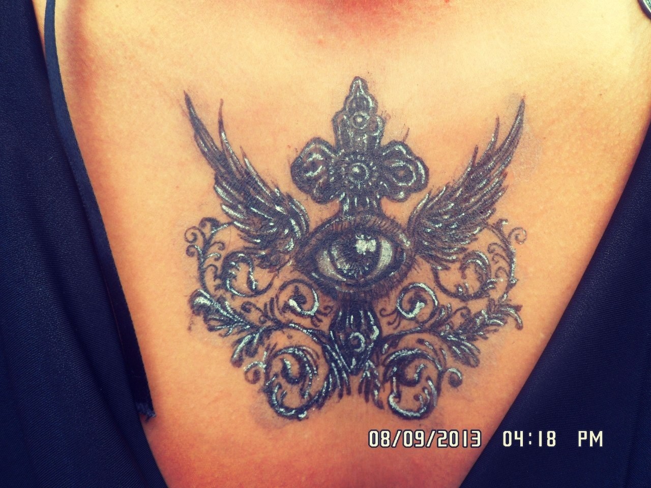 Фотография татуировки под названием «глаз с крестом»