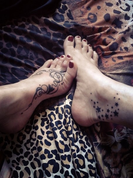 Фотография татуировки под названием «гриб и звезды»