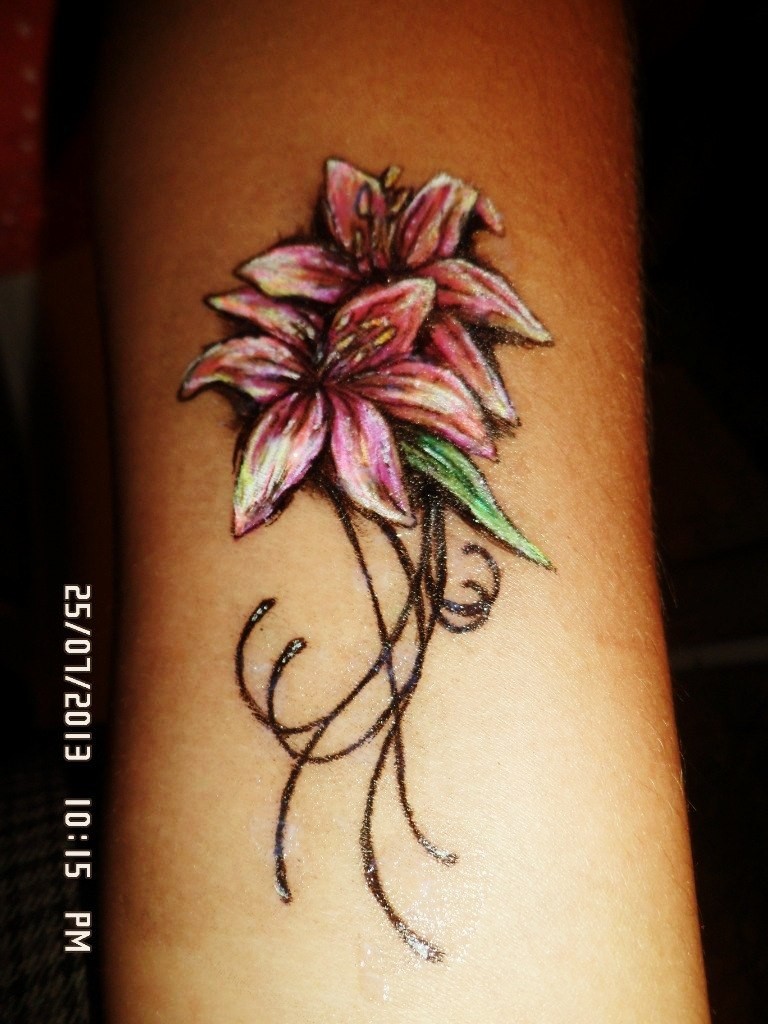 Фотография татуировки под названием «лилия»