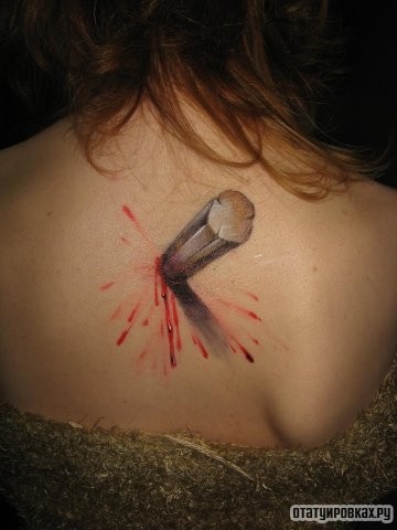 Фотография татуировки под названием «Забитый гвоздь»